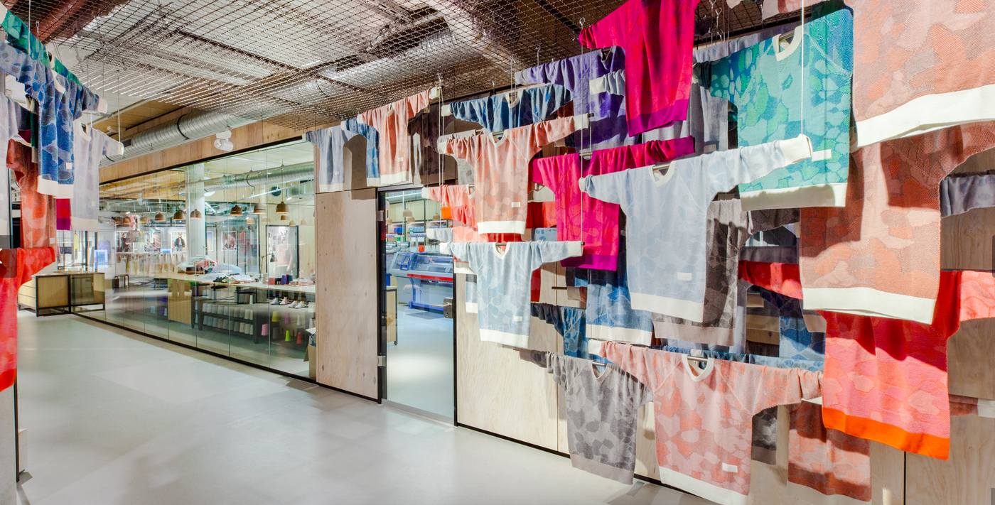 Intégrer production et consommation dans un même endroit : Le pop-up store « Knit for you »